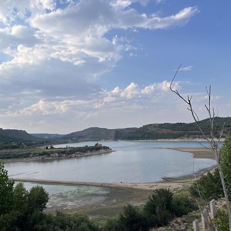 Hostal Restaurante El Cazador Nuévalos Kültér fotó