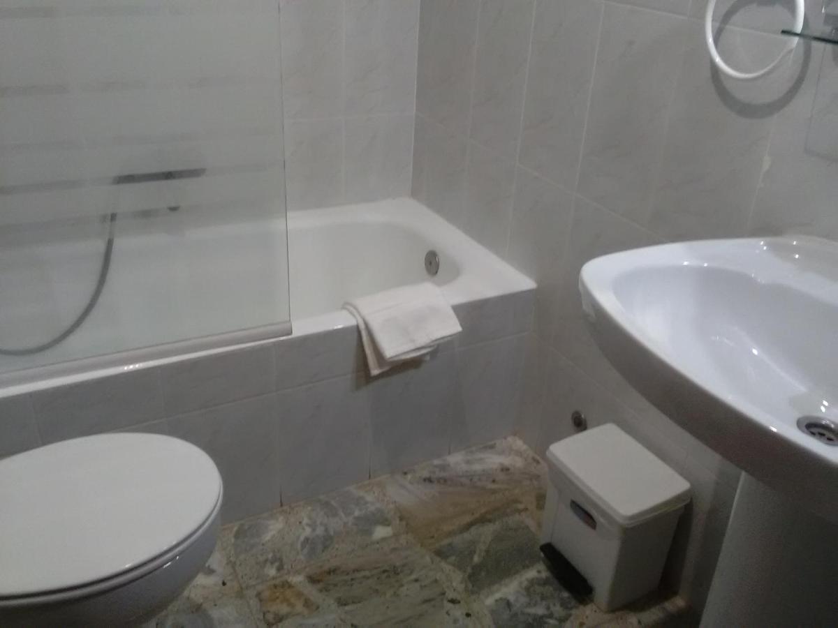 Hostal Restaurante El Cazador Nuévalos Kültér fotó
