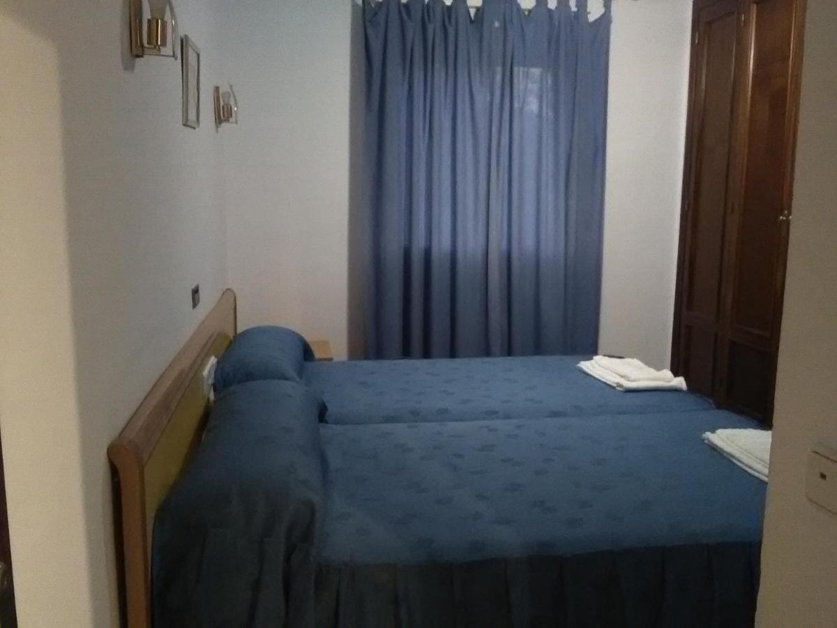 Hostal Restaurante El Cazador Nuévalos Kültér fotó