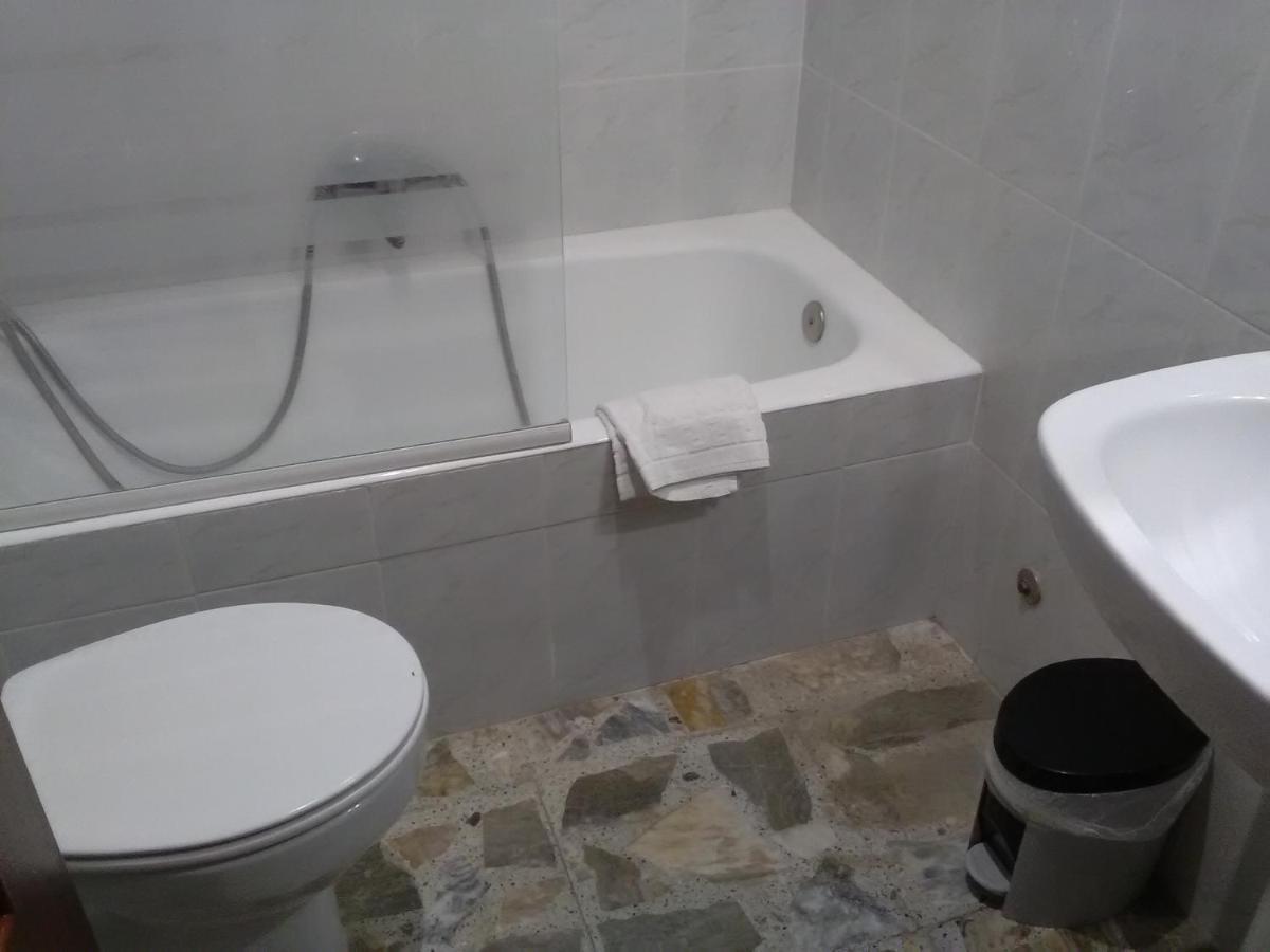 Hostal Restaurante El Cazador Nuévalos Kültér fotó