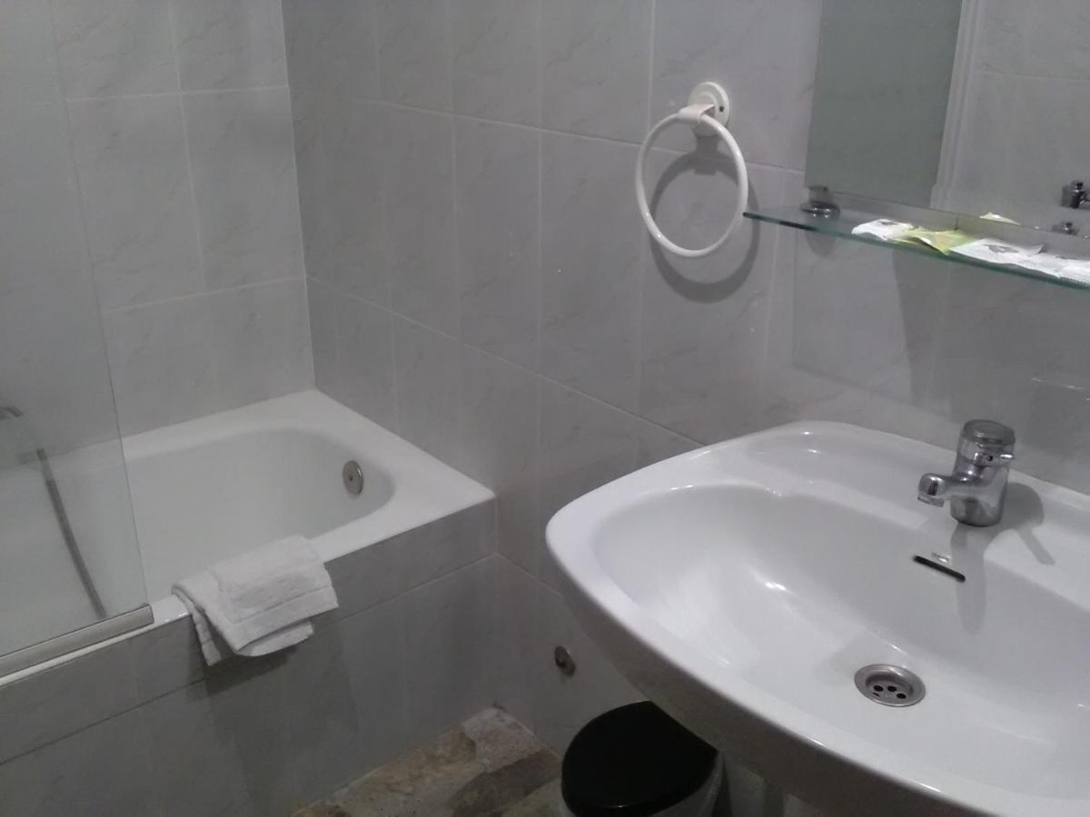 Hostal Restaurante El Cazador Nuévalos Kültér fotó