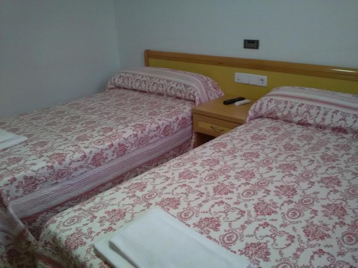 Hostal Restaurante El Cazador Nuévalos Kültér fotó
