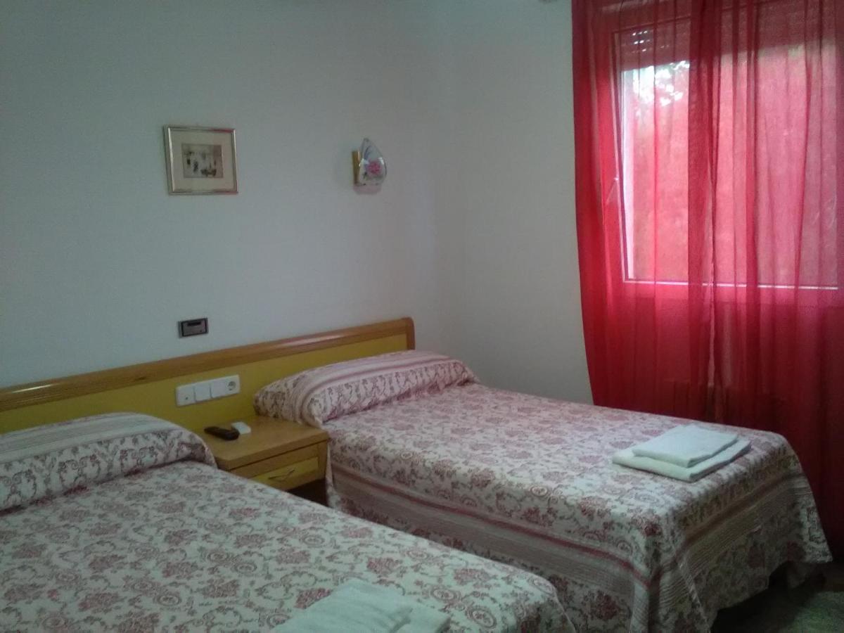 Hostal Restaurante El Cazador Nuévalos Kültér fotó